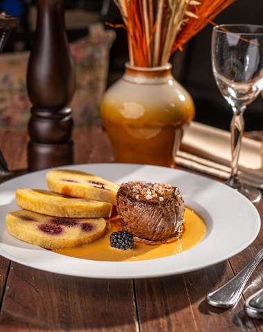 200 g Jelení steak na karamelovej omáčke, zemiaková knedľa s černicami pre 1 osobu