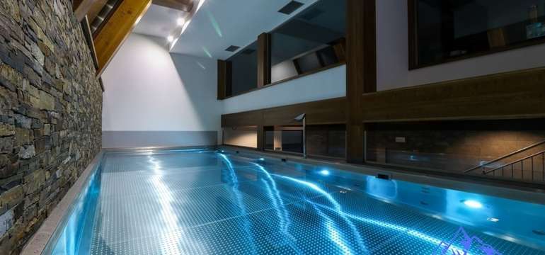 Ralaxačný vnútorný bazén v súkromnom wellness centre hotela Bystra***