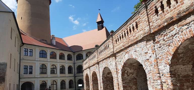 Hrad Veveří – dominanta nad Brnianskou priehradou