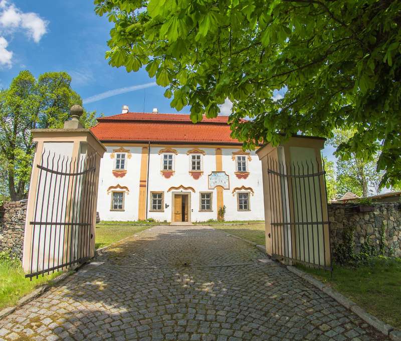 Nedaleko Kutné Hory a Zruče nad Sázavou naleznete kouzelný Zámeček Ostrov
