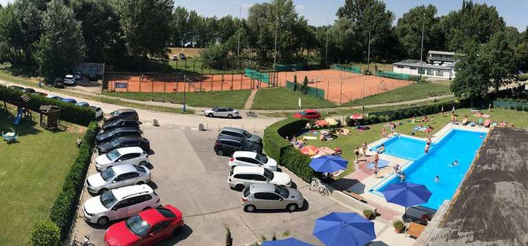 K dispozícii sú aj tri tenisové kurty