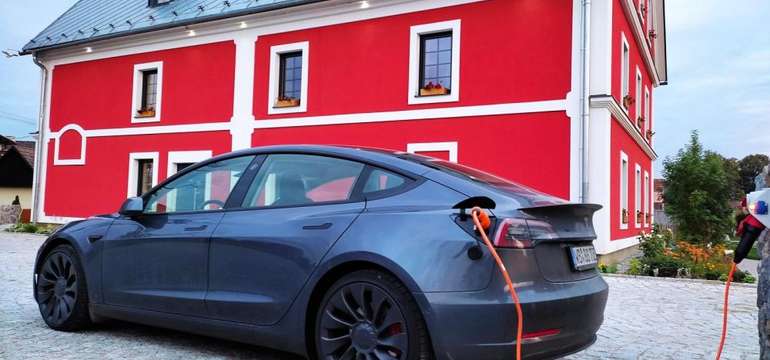 Bezplatné parkoviště s dobíjecími stanicemi pro elektromobily