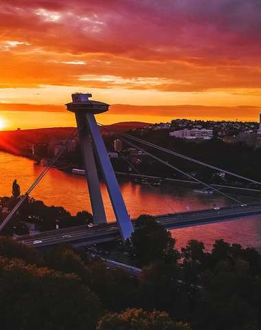Vstupy na vyhliadkovú vežu UFO so zámkom lásky či miešaným drinkom