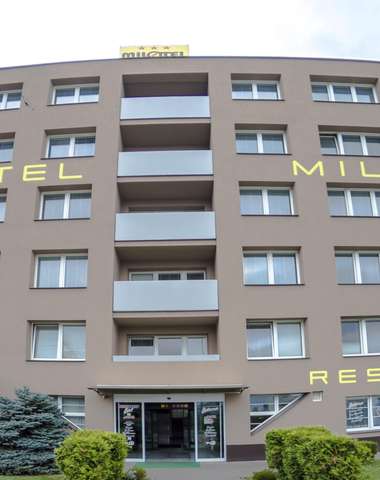 Hotel se nachází mimo ruch města a nabízí i možnosti parkování