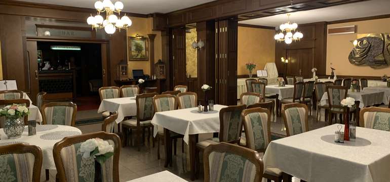 Nechajte sa rozmaznávať lahôdkami tej najvyššej úrovne v reštaurácii so štýlovou atmosférou