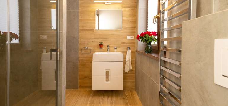 Kúpeľňa s WC a sprchovým kútom sa nachádza na prízemí aj na poschodí