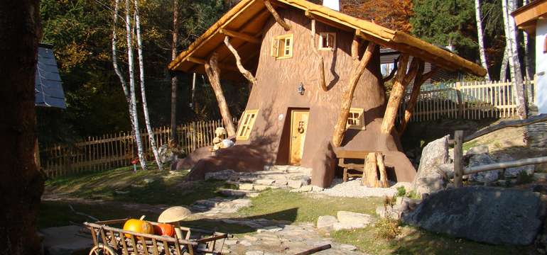 Pařez,  špičaté čepice a houbová jména - o obyvatelích není sporu...