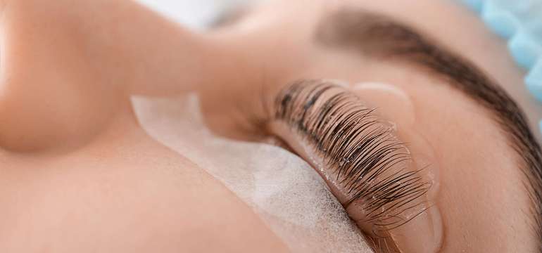 Lashlifting je účinná metóda vytáčania rias