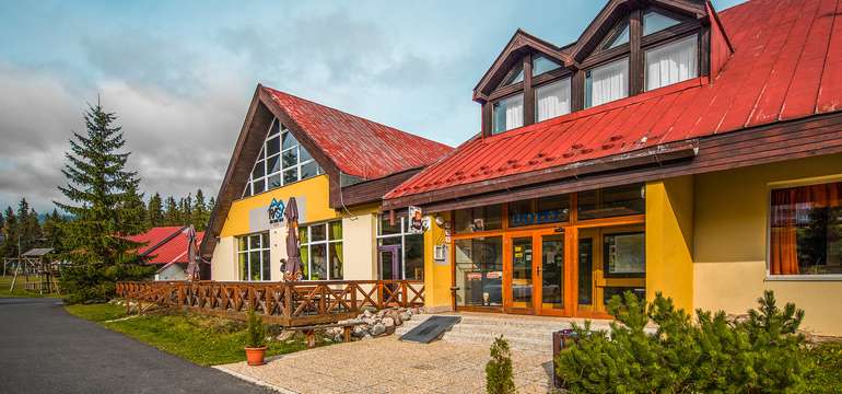 Hotel Rysy*** sa nachádza v malebnom prostredí Vysokých Tatier