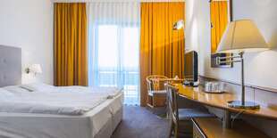 Izba je vybavená kúpeľňou s vaňou alebo sprchovacím kútom, samostatným WC, minibarom a TV.