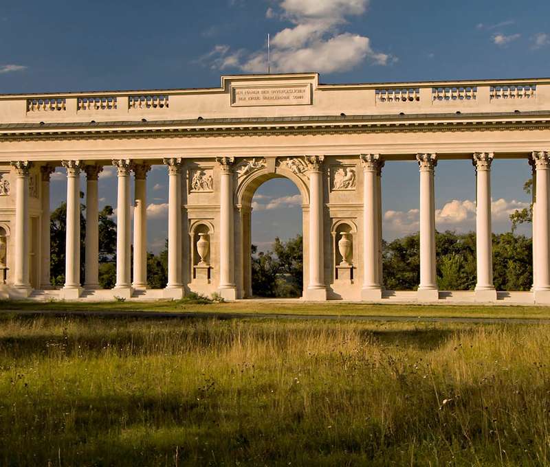 V parku je mnoho architektonických skvostov, jazierok a miest na relaxáciu