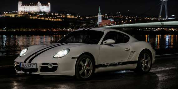Zážitková jazda z pozície spolujazdca v Porsche: Pripútajte sa, vyrážame!/Bratislava, Trnava, Galanta, Nitra