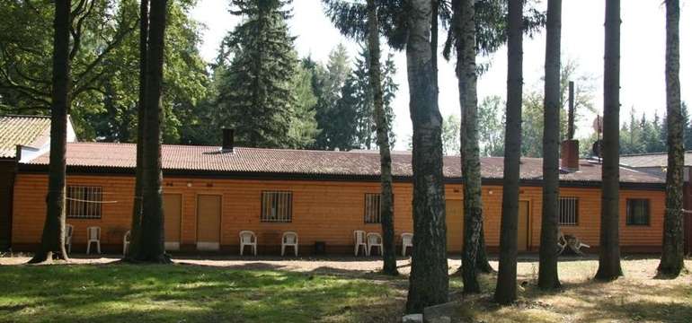 Chatový areál sa rozprestiera na okraji ihličnatého lesa