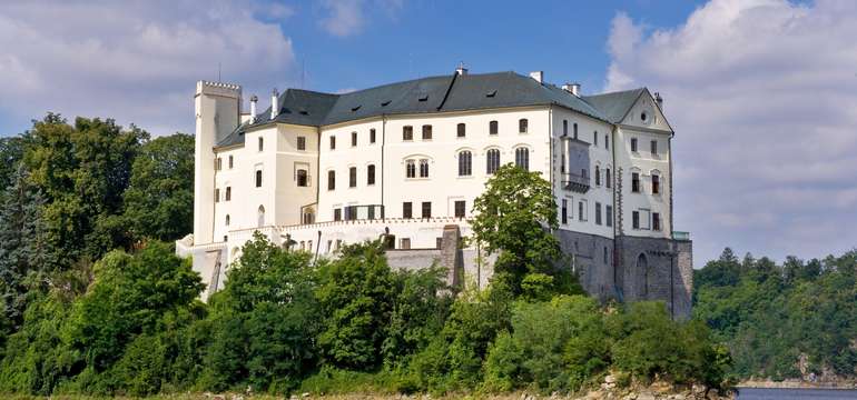 Za návštevu rozhodne stojí Zámok Orlík, ktorý je obklopený Orlickou priehradou