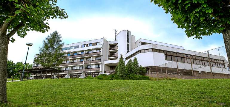 Hotel Adamantino*** sa nachádza priamo na brehu Luhačovickej priehrady uprostred Bielych Karpát