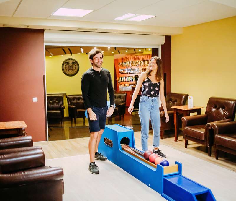 Voľný čas v Klimeku**** môžete stráviť pri biliarde či bowlingu