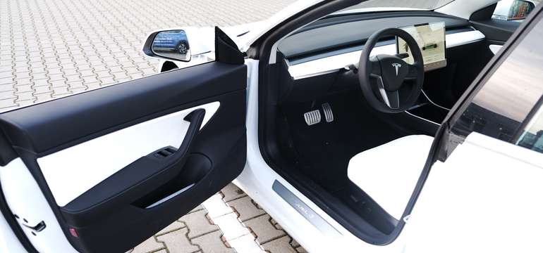 Systém pohonu všech kol Tesla využívá dva nezávislé elektromotory k zajištění optimálního výkonu