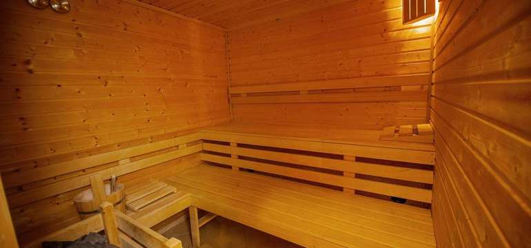Areál je oplotený, nefajčiarsky a jeho najväčším lákadlom je vlastná fínska sauna