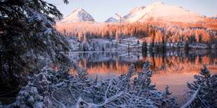 Štrbské pleso je obľúbeným cieľom výletov