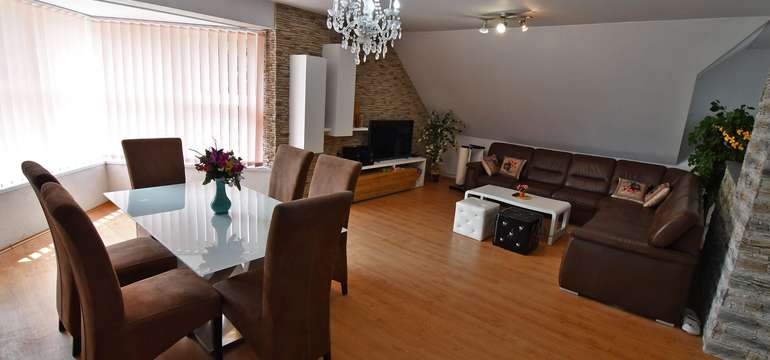 Ubytovanie vo veľkom hornom apartmáne s 3 spálňami (6+1)