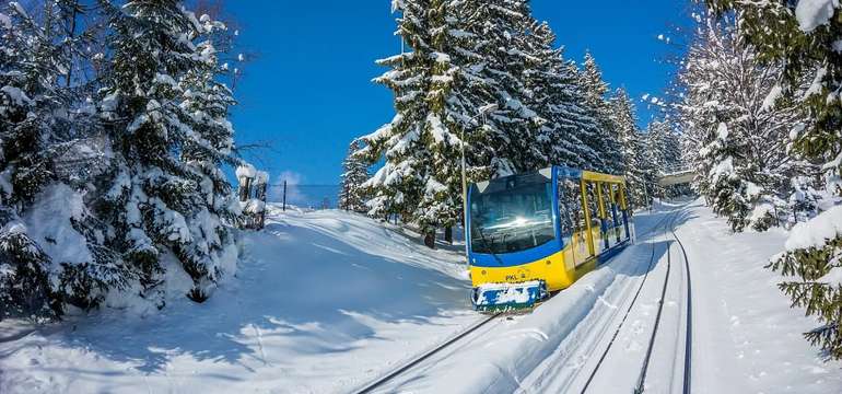 Lanovka na Gubałówku v zasneženom lese, Zakopane