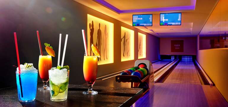 V relaxačnej zóne nájdete dve 24 metrov dlhé certifikované bowlingové dráhy, biliard a šípky