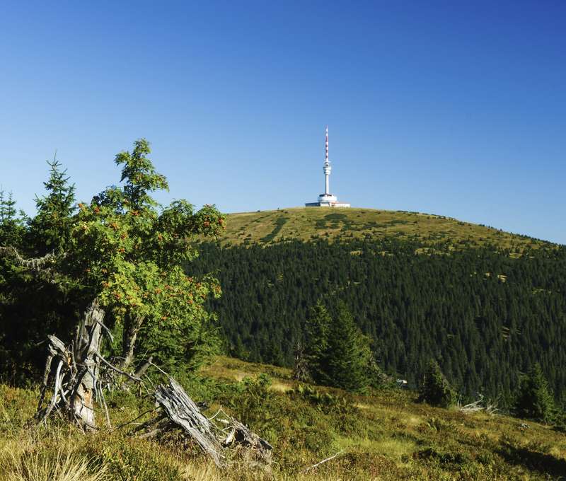 Praděd sa nad krajinou týči vo výške 1491 m n. m.