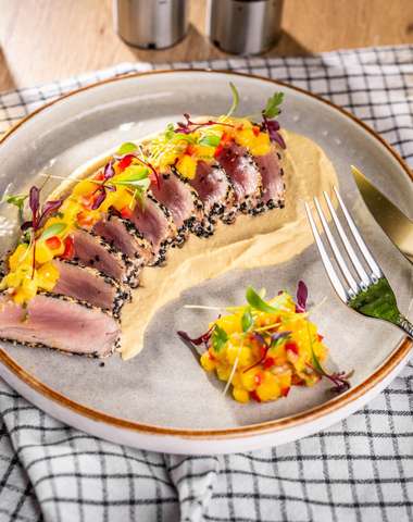 Tuniak v sezamovej kruste s mango hummusom a mango-chilly salsou