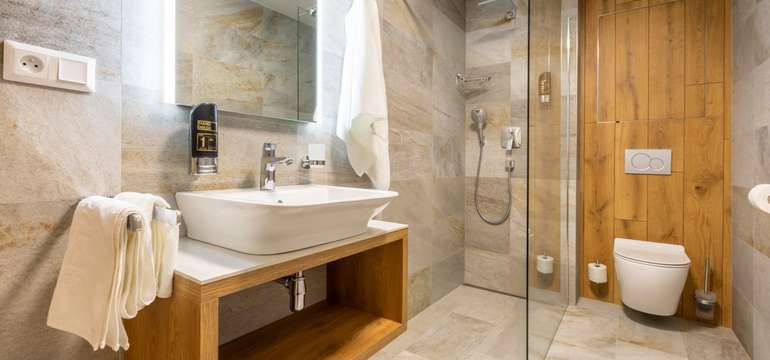 Každý apartmán má vlastní koupelnu se sprchovým koutem