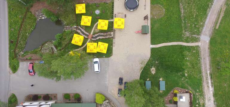 Prostorná zahrada s posezením je ideální pro spojení relaxace  a pobytu na vzduchu