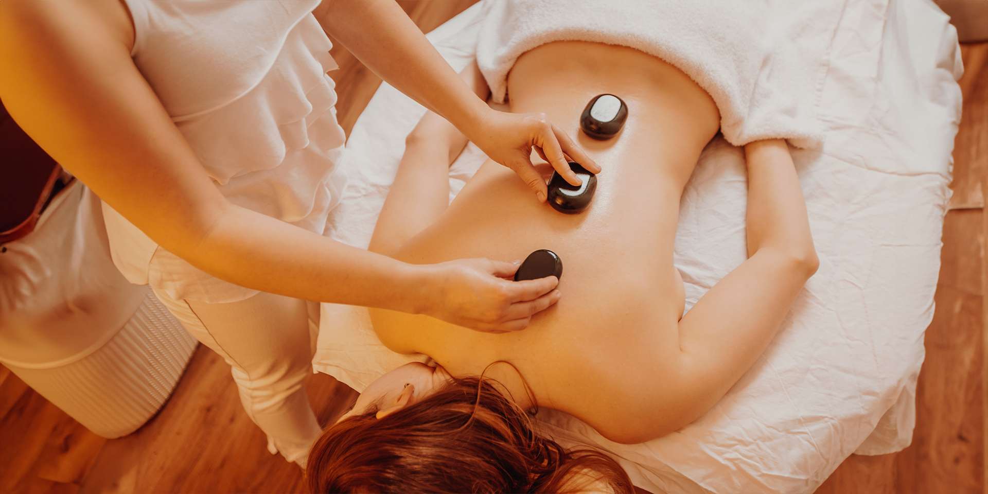 Reflexná masáž, masáž lávovými kameňmi a madoretarapia v rehabilitačnom zariadení RehaBell