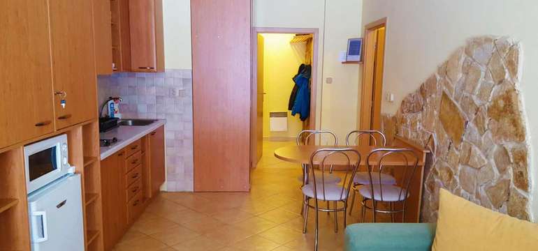 Kuchynská linka je kompletne vybavená riadmi a spotrebičmi 