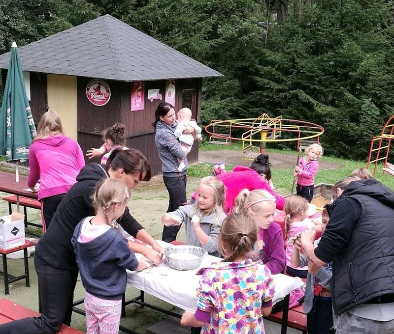 Děti zabaví prolézačky, trampolína, bazén, lanový miniparčík  a půjčit můžete i luk či vzduchovku