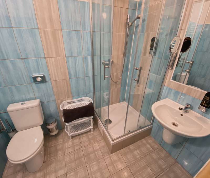 Komfortní pokoje jsou vybaveny koupelnou s WC, kabelovou TV, trezorem a WiFi