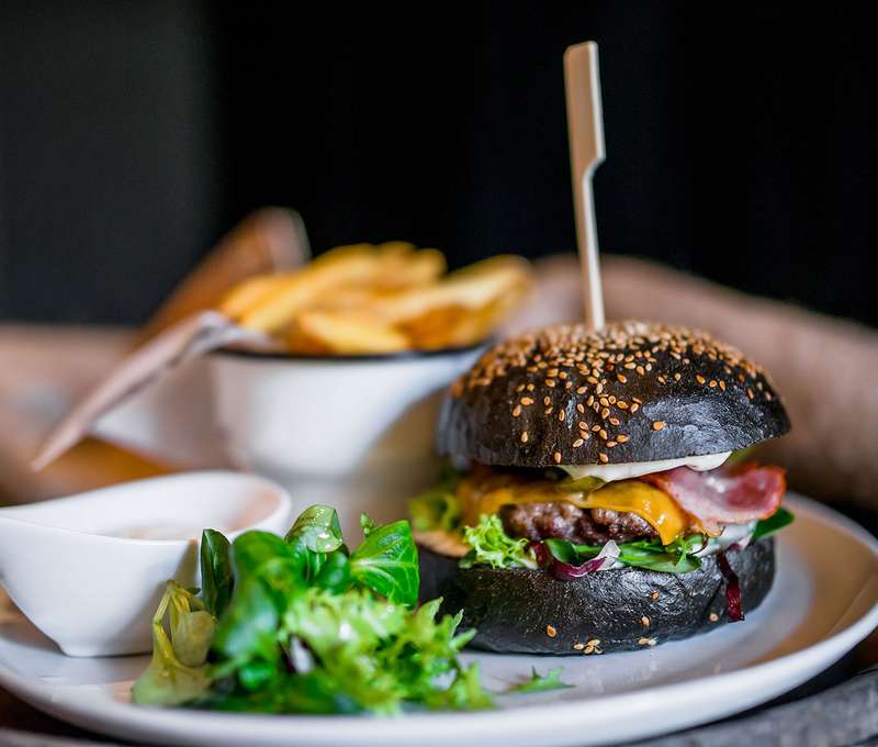 Hovädzí burger s cheddarom a hranolčekmi 