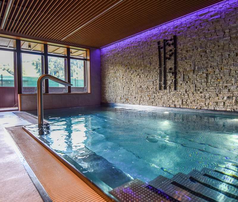 Wellness tvorí krytý bazén, 3 sauny (fínska, parná, infra), oddychová miestnosť a ľadové vedro