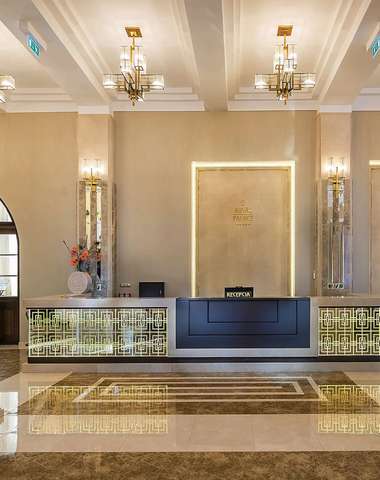 Zrekonstruovaný hotel ROYAL PALACE***** je zařízen ve stylu art deco a patří k nejluxusnějším