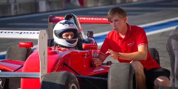 Pilotujte pretekársku formulu na letisku v Žiline alebo v Trenčíne/Trenčín, Žilina