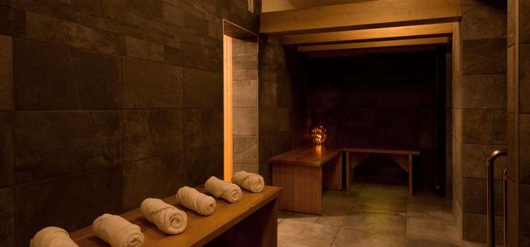 Relax centrum hotela Alpenhof ponúka svojim návštevníkom bazén, fínsku suchú saunu či infra saunu