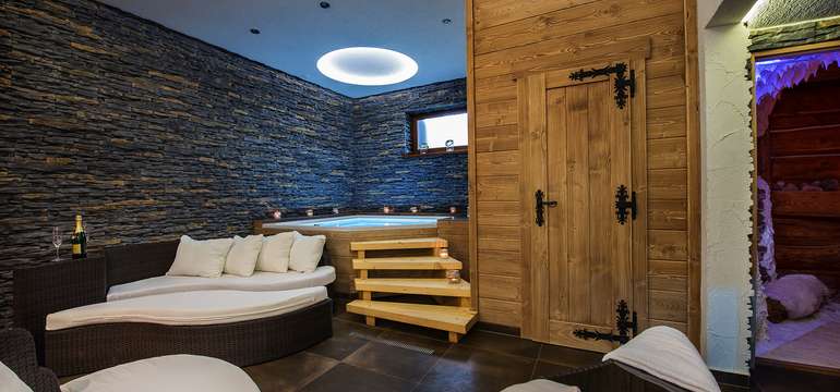Suchá sauna, bylinná parní sauna, vířivka, ledový kout, odpočinková zóna, mýdlová sprcha