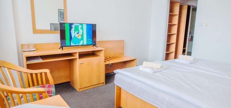 Izby sú vybavené balkónom, telefónom, TV, wifi a sociálnym zariadením