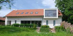 Budova hotela U Tří volů prináša do malebnej obce prvok modernej architektúry