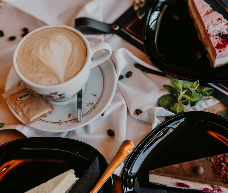 Kvalitná talianska káva s croissantom alebo koláčikom v Emporio Lounge Bar