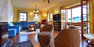 Spoločenská miestnosť je prepojená s plne vybavenou kuchyňou