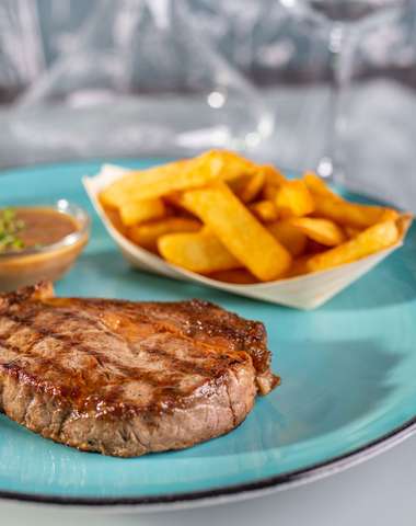 Grilovaný juhoamerický strip loin steak + vyprážané hranolky