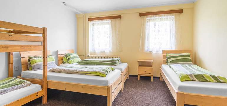 Pokoje jsou zařízeny v horském stylu
