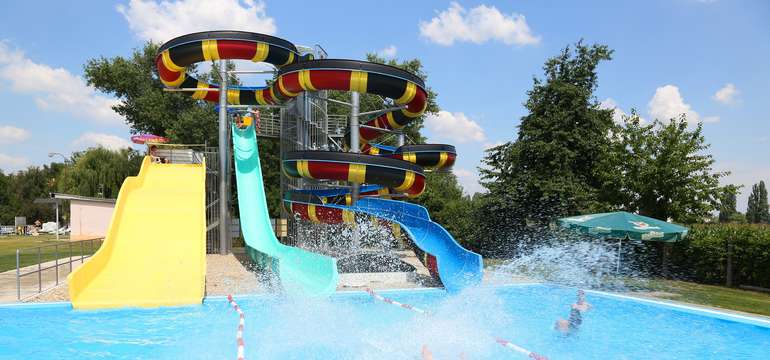 Wellness Hotel Patince****, výhľad na vonkajší bazén a tobogány