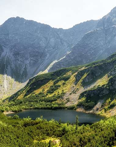Ťatliakova chata (1 374 m n. m.) leží na križovatke turistických trás, pri Ťatliakovom jazere