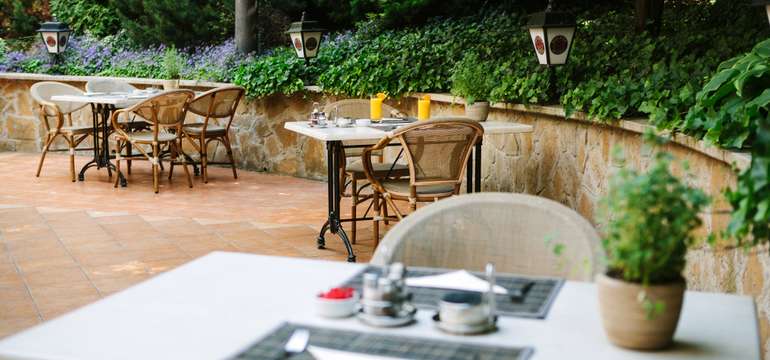 Na terase Mediterran Hotelu Budapest**** se výborně relaxuje u šálku kávy či drinku