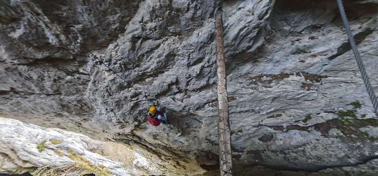 Tristans Kirchbogensteig (C/C-D) – technickejšia ferrata s lavičkou s výhľadom a zaujímavým jaskynný